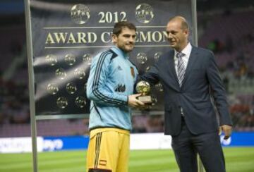 Iker Casillas recibe el trofeo como mejor portero para la IFFHS.