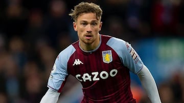 Matty Cash durante un partido con el Aston Villa