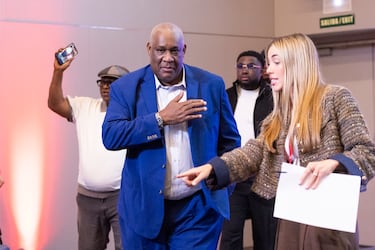 El padre de Lookman al llegar a la sala de eventos del Metropolitano.