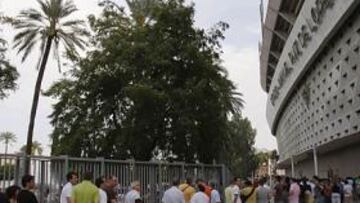 <b>IMPRESIONANTE. </b>Los béticos hacen cola en las taquillas.