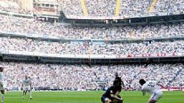 <b>SIGUE LA EXPECTACIÓN</b>. El Santiago Bernabéu seguirá llenándose porque el Madrid aún está vivo. En la imagen, Figo en el Madrid-Barça.