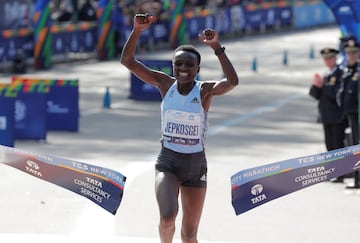 La keniata Joyciline Jepkosgei se lleva la victoria en su debut en la categoría femenina. 
 