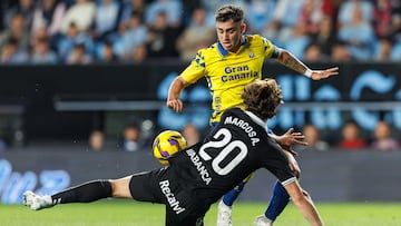 Alberto Moleiro regatea a Marcos Alonso durante el partido entre el Celta y Las Palmas en Balaídos.