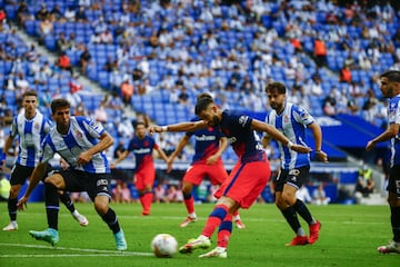 Carrasco luch¨® m¨¢s que nadie y termin¨® ganando el esf¨¦rico dentro del ¨¢rea y termina con un bal¨®n cruzado que entra pegado al poste derecho.