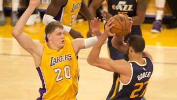 LAS01. LOS ÁNGELES (CA, EE.UU.), 27/12/2016.- El jugador de Lakers Timofev Mozgov (i) marca a Rudy Gobert (d), de Jazz, hoy, martes 27 de diciembre de 2016, durante un partido por la NBA entre Lakers y Jazz, en el Staples Center de Los Ángeles, California (EE.UU.). EFE/Armando Arorizo