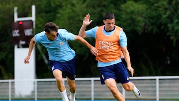 Los futbolistas de la Selección Olímpica masculina Aimar Oroz (i) y Miguel Gutiérrez (d) participan en el entrenamiento de este martes en el Stade Louis Boury de París, Francia, en la víspera de su debut en el Torneo Olímpico de Fútbol frente a Uzbekistán en el Parque de los Príncipes.