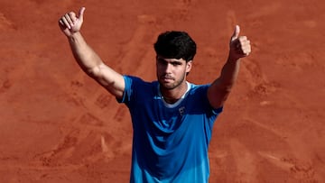 Carlos Alcaraz celebra su victoria contra Valentin Vacherot en Montecarlo.