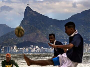 Robert Malengreau, fundador de la ONG UmRio, imparte clases de rugby a los jóvenes de la favela de Morro do Castro, en Niteroi, Río de Janeiro. Apoyando así a los más pequeños de las comunidades afectadas por el crimen y la violencia, para que puedan acceder a nuevas oportunidades.