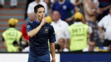 El jugador de la selección francesa, Samir Nasri, celebra con un gesto su gol (1-1) durante el partido que juegan las selecciones de Inglaterra y Francia, correspondiente al Grupo D de la Eurocopa 2012, en Donetsk, Ucrania, el lunes 11 de junio 2012.