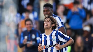 Cascais (Portugal), 30/03/2025.- FC Porto player Rodrigo Mora (L) celebrates with his teammate Samu Aghehowa after scoring a goal during the First League soccer match between Estoril Praia and FC Porto, at Antonio Coimbra da Mota Stadium, in Estoril, Portugal, 30 March 2025. EFE/EPA/JOSE SENA GOULAO