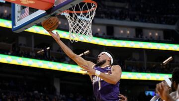 SAN FRANCISCO, CALIFORNIA - OCTOBER 24: Devin Booker #1 of the Phoenix Suns goes in for a layup against the Golden State Warriors during the second quarter at Chase Center on October 24, 2023 in San Francisco, California. NOTE TO USER: User expressly acknowledges and agrees that, by downloading and or using this photograph, User is consenting to the terms and conditions of the Getty Images License Agreement. Thearon W. Henderson/Getty Images/AFP (Photo by Thearon W. Henderson / GETTY IMAGES NORTH AMERICA / Getty Images via AFP)