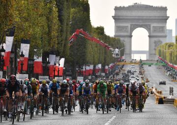 El pelotón durante la última etapa del Tour. 