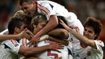 Fàbregas, a la derecha, celebra uno de los goles.