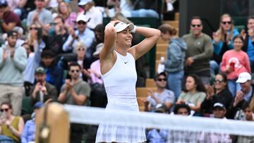 Paula Badosa llora tras vencer a Daria Kasatkina en Wimbledon.