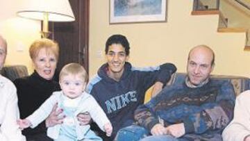 <b>SU FAMILIA. </b>Elbendir, en su casa de Viana de Cega junto a su familia de adopción. Su madre María Teresa, sus tres hermanos y su sobrino.