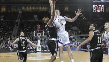 <b>SIN SUERTE. </b>Novica Velickovic, que no encestó ninguna canasta ante el Bilbao Basket, penetra. Aaron Jackson evitó los dos puntos del serbio.