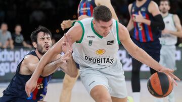 SEVILLA, 24/09/2022.- El jugador del Joventut Joel Parra (d) supera a Álex Abrines, del FC Barcelona, durante el partido de las semifinales de la Supercopa de baloncesto disputado este sábado en el pabellón de San Pablo, en Sevilla. EFE/José Manuel Vidal
