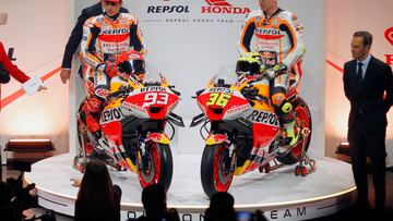 Márquez y Mir posan sobre sus motos en la presentación del equipo Respsol Honda de MotoGP.