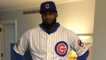 LeBron James, con la camiseta de Chicago Cubs.