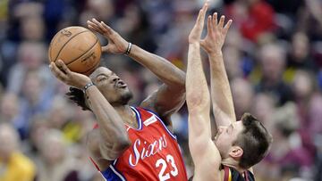 Jimmy Butler lanza sobre Matthew Dellavedova durante el Cleveland Cavaliers-Sixers.