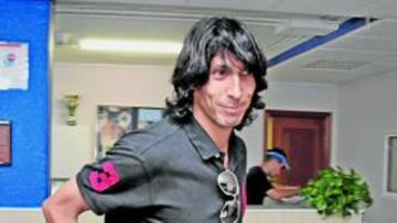 <b>EN EL AIRE. </b>Sergio Fernández, ayer, en las oficinas del club tras reunirse con la comisión deportiva.