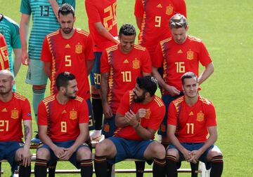 Diego Costa and Thiago Alcántara share a joke.