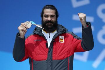 Regino Hernández celebra la medalla de bronce.