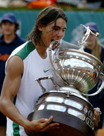 Ganó a Tommy Robredo por 6-4, 6-4 y 6-0.