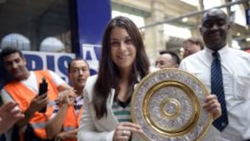 Marion Bartoli, con el trofeo de Wimbledon.