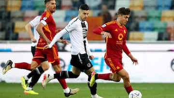Udine (Italy), 25/04/2024.- Udinese's Martin Payero (L) and Roma's Paulo Dybala in action during the Italian Serie A soccer match Udinese Calcio vs AS Roma at the Friuli - Dacia Arena stadium in Udine, Italy, 25 April 2024. (Italia) EFE/EPA/GABRIELE MENIS
