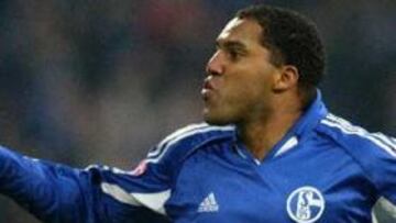 <b>GOLEADOR.</B> El brasileño Ailton ha vuelto a ser decisivo en el triunfo del Schalke.