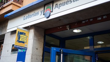 Administración situada en la Avenida de la Generalitat donde se ha vendido parte del número 5490 correspondiente al 'Gordo' del Sorteo Extraordinario de la Lotería de Navidad, a 22 de diciembre de 2022, en Barberà del Vallès, Barcelona, Catalunya (España). La administración de lotería número 2 de Barberà del Vallès ha vendido cinco series del número 5.490, agraciado con el Gordo de Navidad, con lo que ha repartido 20 millones del premio, aparte de las terminaciones y la pedrea, mientras que otros nueve décimos del Gordo también se han vendido en Cataluña. En esta ocasión, el sorteo cuenta con un total de 2.520 millones de euros en juego en premios, lo que supone 112 millones más que el año pasado. El premio del Gordo reparte un total de 4 millones de euros a la serie, lo que significa que otorga 400.000 al décimo.
22 DICIEMBRE 2022;BARBERÀ DEL VALLÈS;BARCELONA;SORTEO EXTRAORDINARIO;LOTERIA;2022;GORDO
Pau Venteo / Europa Press
22/12/2022