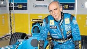 <b>UN JUGUETE. </b>Alain Dassas posa junto con el Benetton-Renault de 2001, decorado para la ocasión, durante la jornada vivida en el circuito de Paul Ricard.