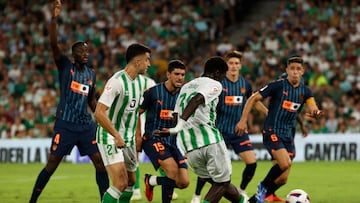 SEVILLA, 01/10/2023.- El delantero del Betis Assane Diao (3-d) chuta para marcar ante el Valencia, durante el partido de la octava jornada de LaLiga que Real Betis y Valencia CF disputan hoy domingo en el estadio Benito Villamar¨ªn, en Sevilla. EFE/Julio Mu?oz