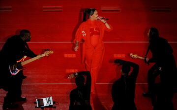 La artista nacida en Barbados protagonizó sola el Halftime Show del Super Bowl LVII del Estadio de la Universidad de Phoenix.