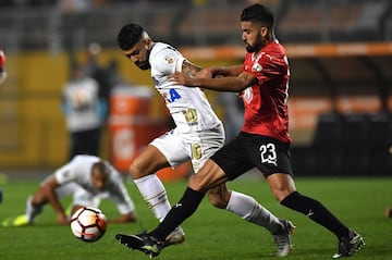 El partido entre Santos e Independiente fue suspendido a pocos minutos de final por incidentes en las tribunas del Pacaembú cuando el juego iba 0-0. Este resultado le da la clasificación a Independiente a los cuartos de final de la Copa Libertadores luego de la decisión de la Conmebol de otorgarle el triunfo 3-0 en la ida por la mala inclusión del uruguayo Carlos Sánchez.