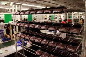 Unos ejemplares, en pleno proceso de montaje.