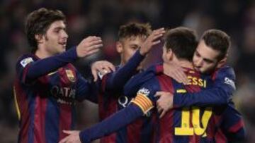 Los jugadores del Barcelona felicitan a Messi por su gol de penalti.