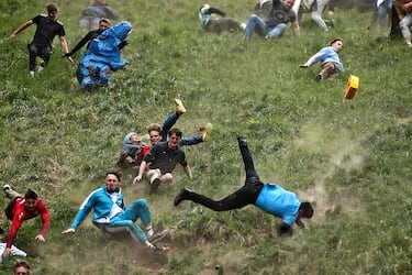 La carrera consiste en atrapar un queso de Gloucester arrojado desde la colina de Cooper, con una caída de 182 metros en la localidad de Brockworth. Los competidores deben bajar por la ladera del cerro para atraparlo y el primero en conseguirlo se proclama vencedor.