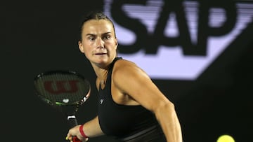 La tenista bielorrusa Aryna Sabalenka devuelve una bola a la tenista griega Maria Sákkari durante su partido de la fase de grupos de las WTA Finals de Cancún.