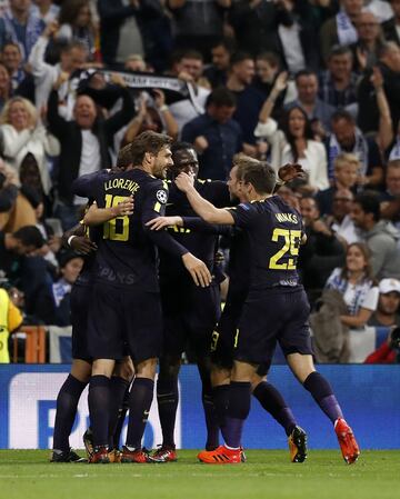 0-1. Los Spurs celebraron el primer gol de Varane en propia puerta.