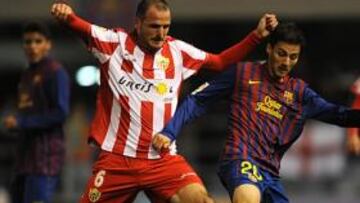 <b>EMPATE. </b>Soriano pugna por un balón con Riverola.