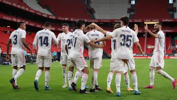 GRAF8912. BILBAO, 16/05/2021.- Los jugadores del Real Madrid celebran el gol de Nacho Fernández (c), durante el partido de la jornada 37 de Liga en Primera División que Athletic Club y Real Madrid disputan este domingo en San Mamés, en Bilbao. EFE/LUIS TE