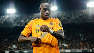 VALENCIA, 03/01/2025.- El delantero brasileño del Real Madrid Vinicius Jr. se coloca la muñequera durante el partido de la jornada 12 de LaLiga que Valencia CF y el Real Madrid disputan hoy viernes en el estadio de Mestalla, en Valencia. EFE/ Biel Alino