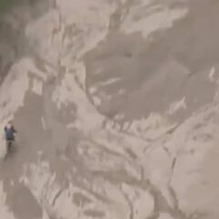 La espeluznante caída de un piloto francés en el Dakar