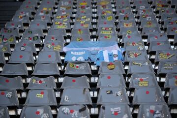 Una bandera y camisetas de Argentina recordaron a Maradona en las gradas del estadio del Borussia Dortmund durante su partido contra el Colonia. La muerte de El Pelusa ha supuesto una conmoción mundial y son numerosos los homenajes que está recibiendo en todos los rincones del planeta.