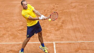 Bruno Soares devuelve una bola durante el partido de dobles de Copa Davis que disputó junto con Marcelo Melo ante los croatas Ivan Dodig y Franko Skugor.
