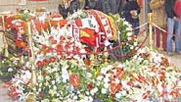 <b>ÚLTIMO ADIÓS.</b> Los aficionados del Benfi ca despidieron ayer a Feher en el Estadio de la Luz.