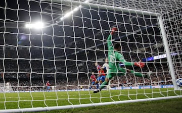 1-0. Karim Benzema marcó el primer gol.