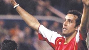 <b>SE VA. </b>Edú Gaspar saluda a la afición del Arsenal.